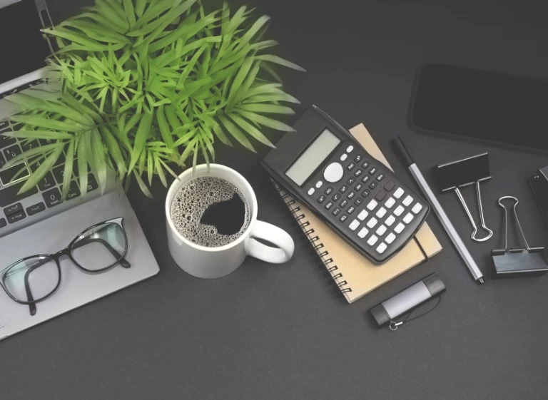 czarny kalkulator i rzeczy na biurku